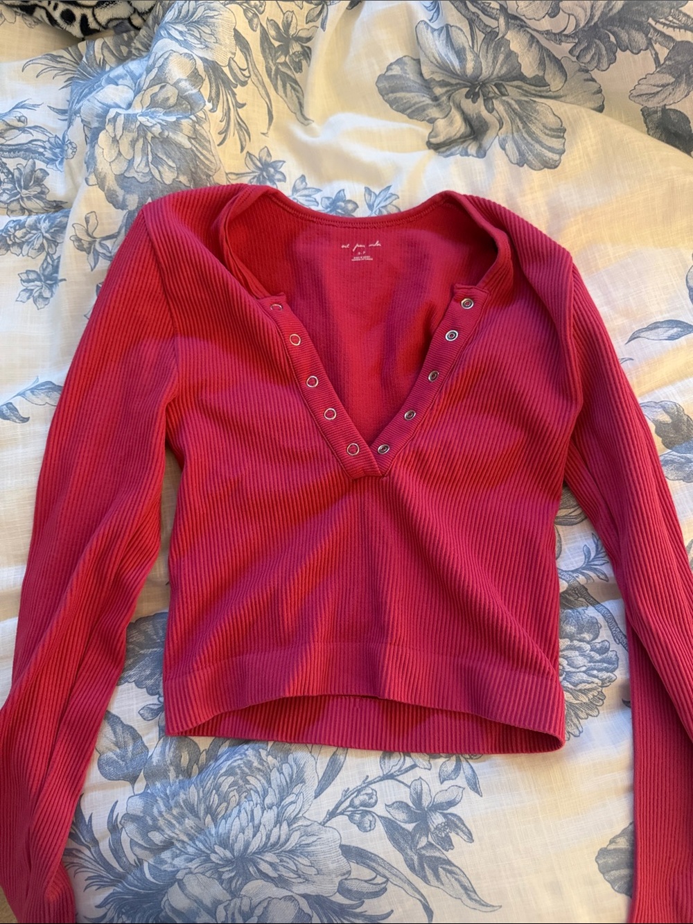 Ribbed V-Neck Snap Detail Long Sleeve Top - Red